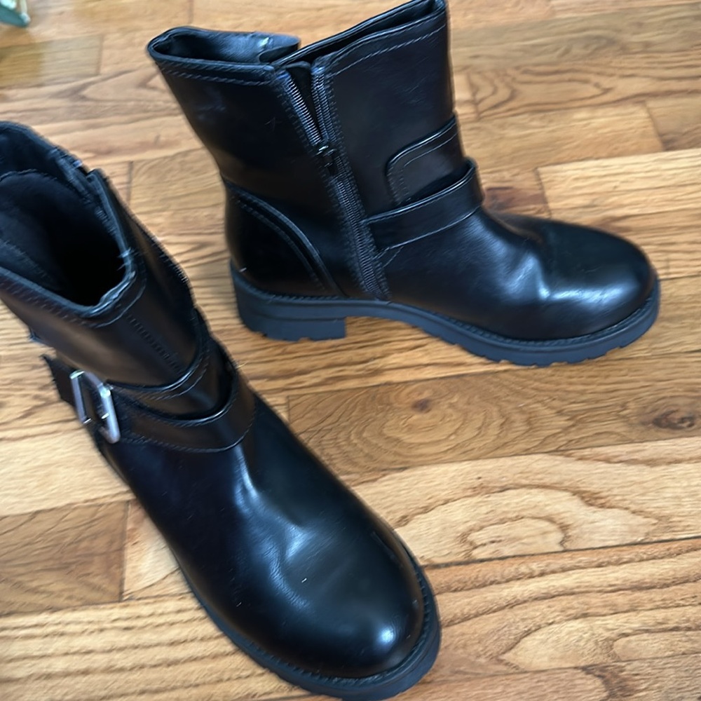 Black buckle boots.  -previously owned   Goth? Pirate costume? - Picture 3 of 8